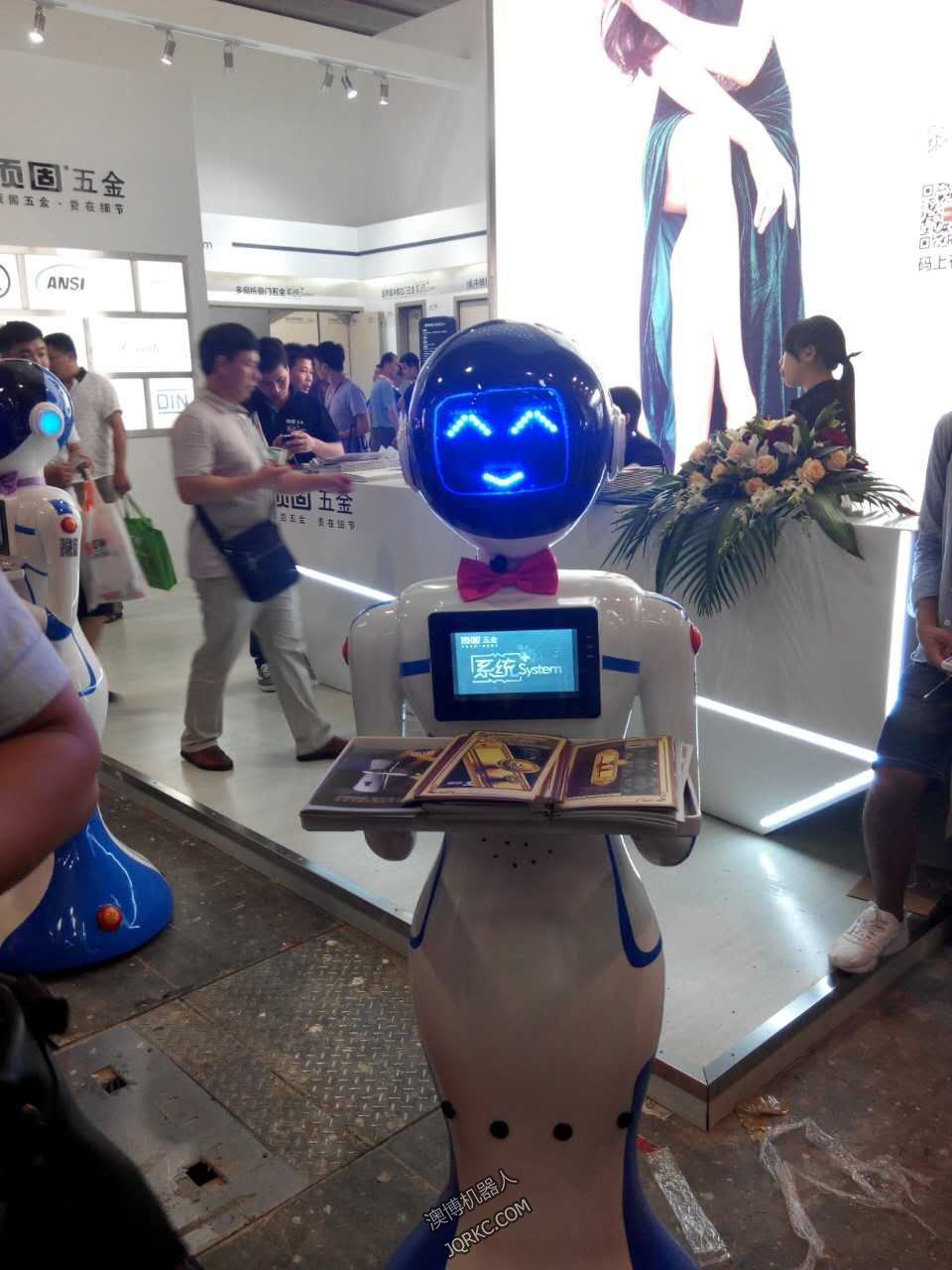 送餐機器人送外賣？快遞小哥做什么